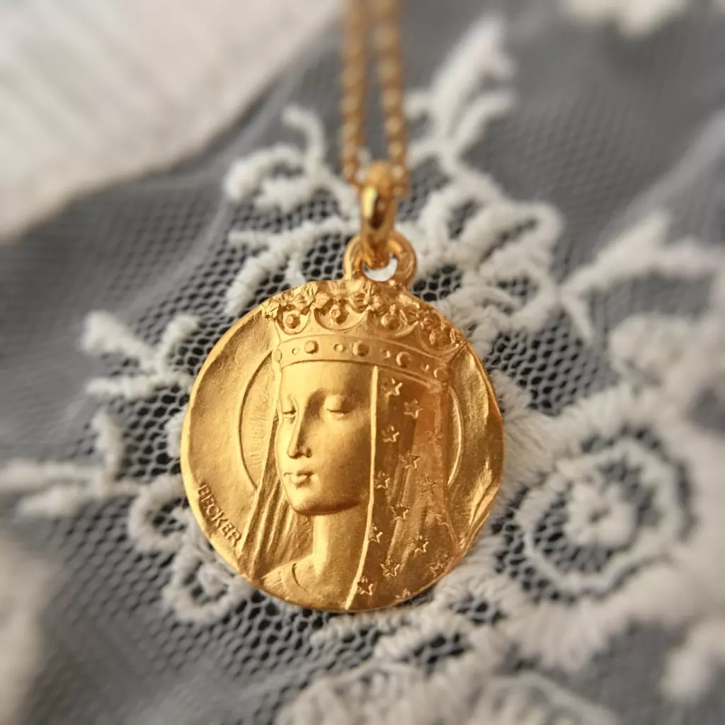 Medaille Vierge Aux Etoiles En Or Jaune Medaille De Bapteme Maison La Couronne
