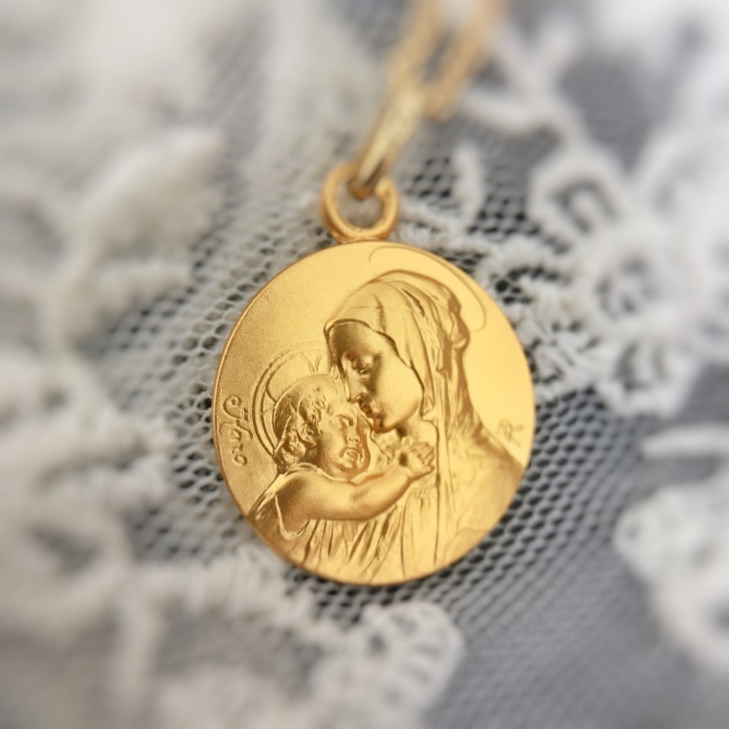Médaille douce Vierge à l'enfant Or Jaune 16mm - Augis - Site Officiel