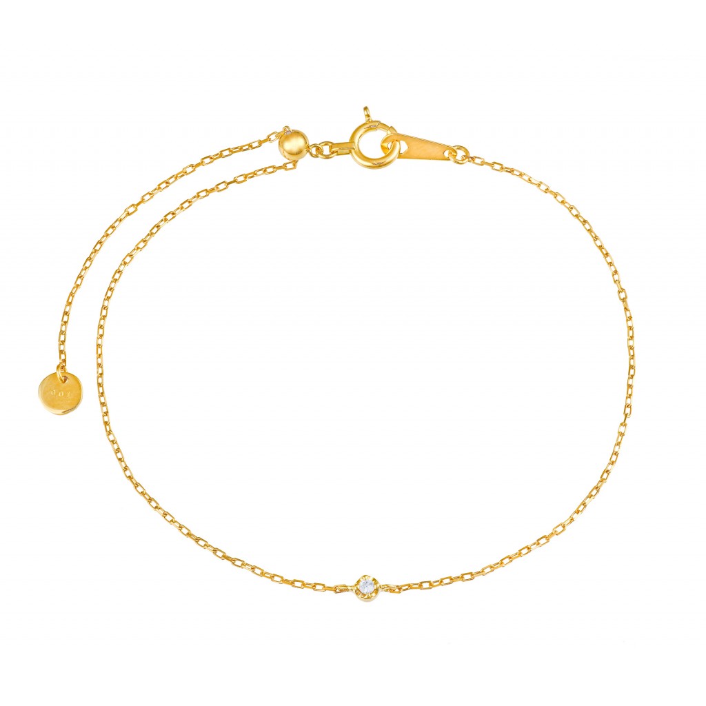 Les Mains D'une Femme Avec Un Bracelet En Or Et Un Bracelet Avec Une Bague  En Diamant. | Photo Premium