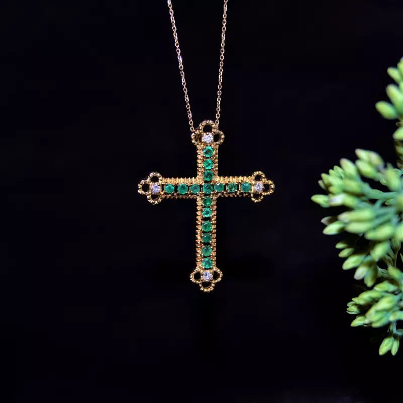 Collection Les Antiques - Pendentif croix émeraudes et diamants Olympe