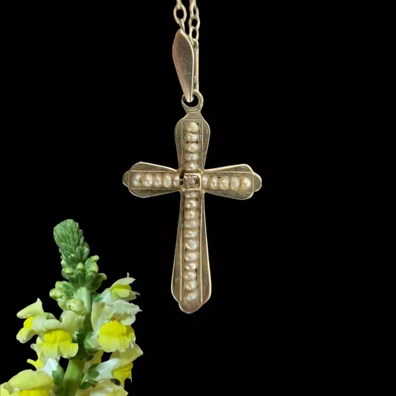 Collection Les Antiques - Collier croix perles et diamant Augustine