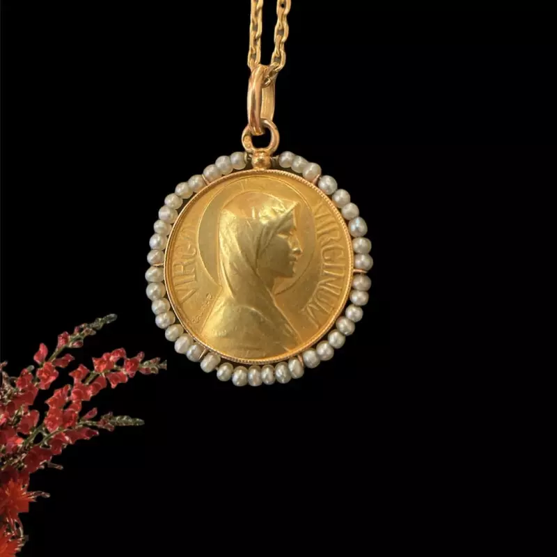 MEDAILLE VIERGE DE PROFIL PERLE + CHAINE PLAQUE