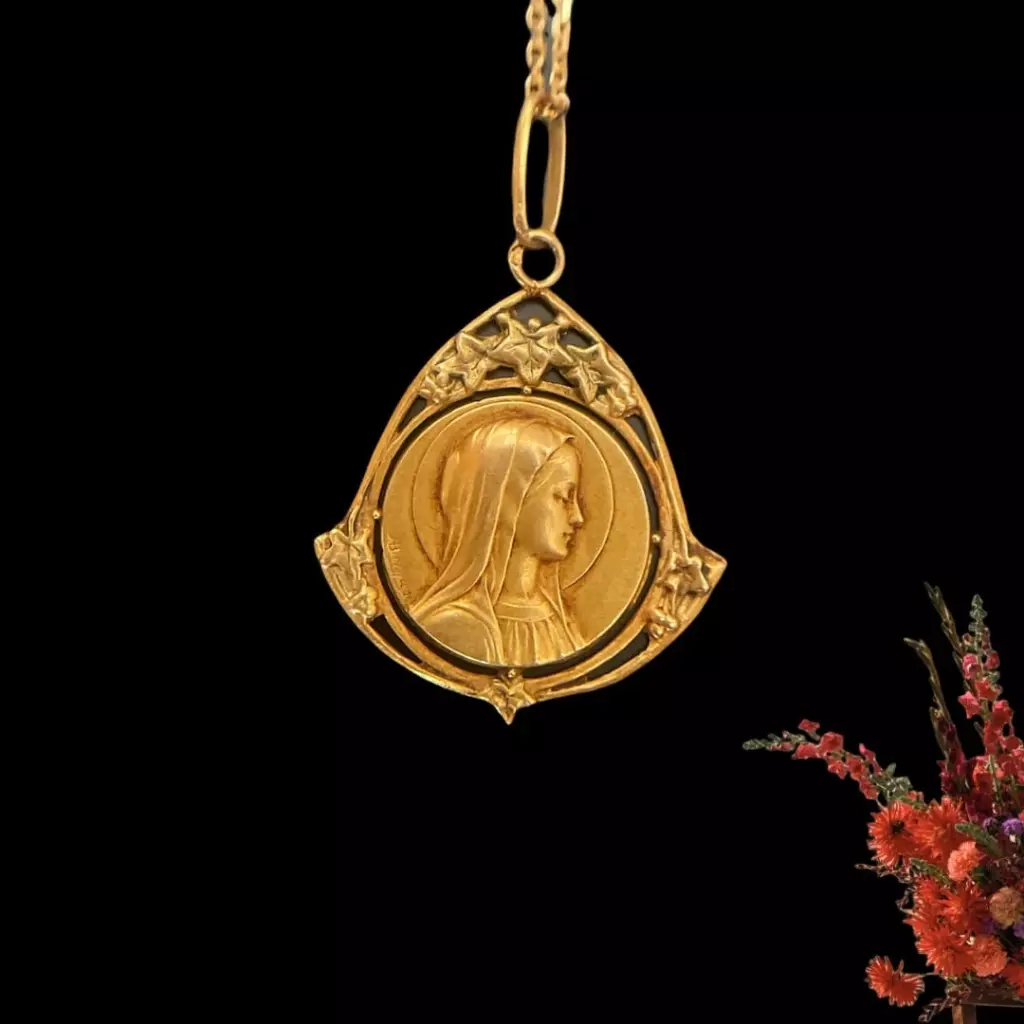 Médaille vierge ovale ajourée en or jaune 18 carats 750/1000