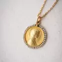 MEDAILLE VIERGE DE PROFIL PERLE + CHAINE PLAQUE