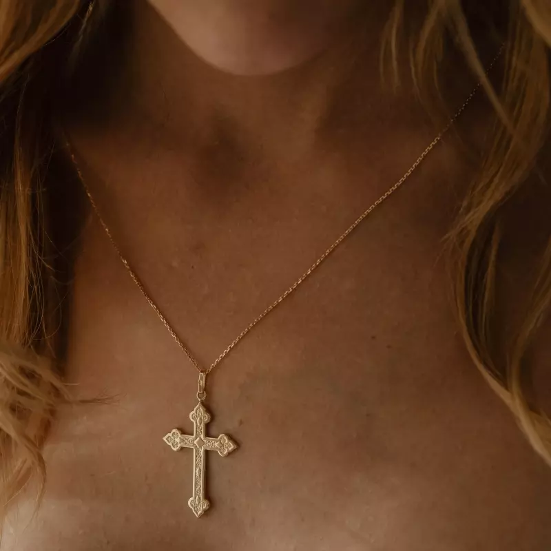 Pendentif croix byzantine en or jaune 18 carats Maison la Couronne