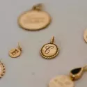 Pendentif personnalisé - Mini médaille Lily or 9 carats - 4