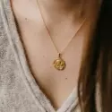 Créations Maison la Couronne - Médaille Vierge Couronnée à l’Enfant en or jaune 9 carats - 2