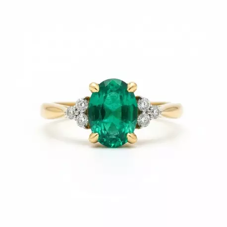 Vue rapprochée d’une bague émeraude ovale sertie de diamants naturels