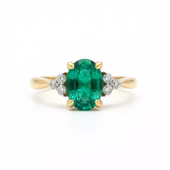 Vue rapprochée d’une bague émeraude ovale sertie de diamants naturels