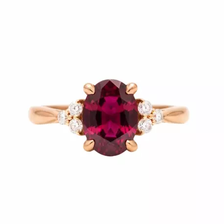 	Bague pierre précieuse – Rubis ovale , diamants et or rose 18 carats portée