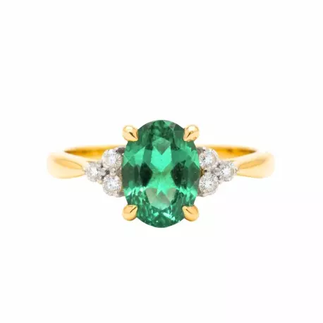 Vue rapprochée d’une bague émeraude ovale sertie de diamants naturels