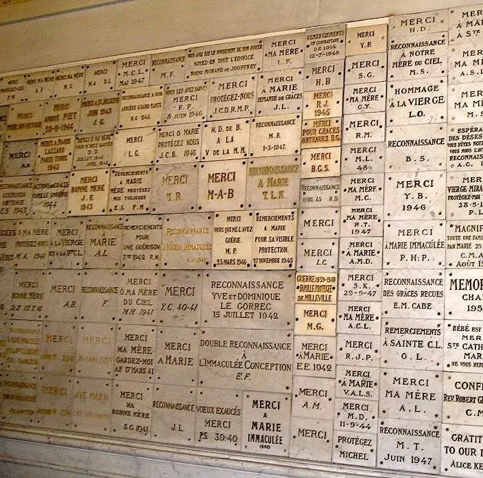 Plaques de remerciements à la Sainte Vierge