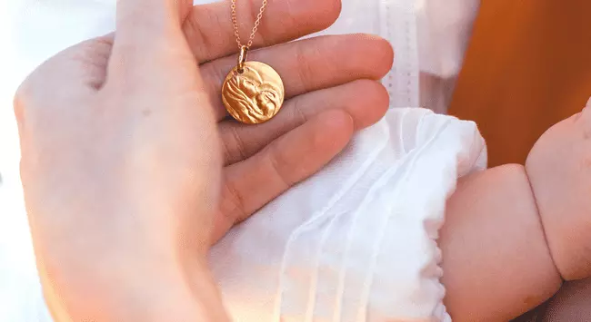 Medaille Bapteme En Or Medailles Religieuses Pour Fille Ou Garcon Maison La Couronne