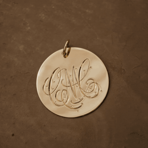 Exemple médaille gravure initiales entrelacées fleuronnées